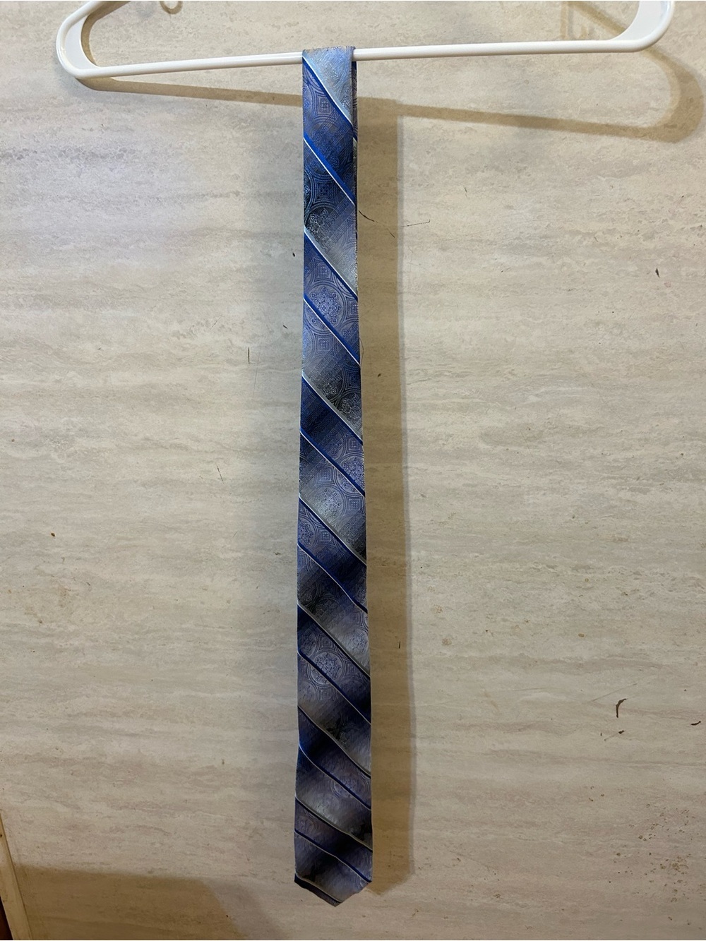 NWT- Van Heusen BIG MEDALLION STRIPE 100% Silk